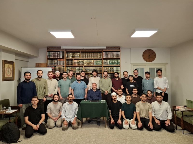 Kamp katılımcıları kütüphane salonunda hocalarıyla birlikte