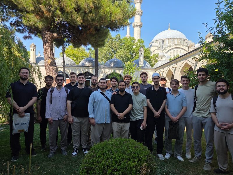 Kamp katılımcıları cami avlusunda toplu hâlde