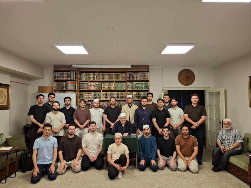 Kamp katılımcıları ders salonunda hocalarıyla birlikte