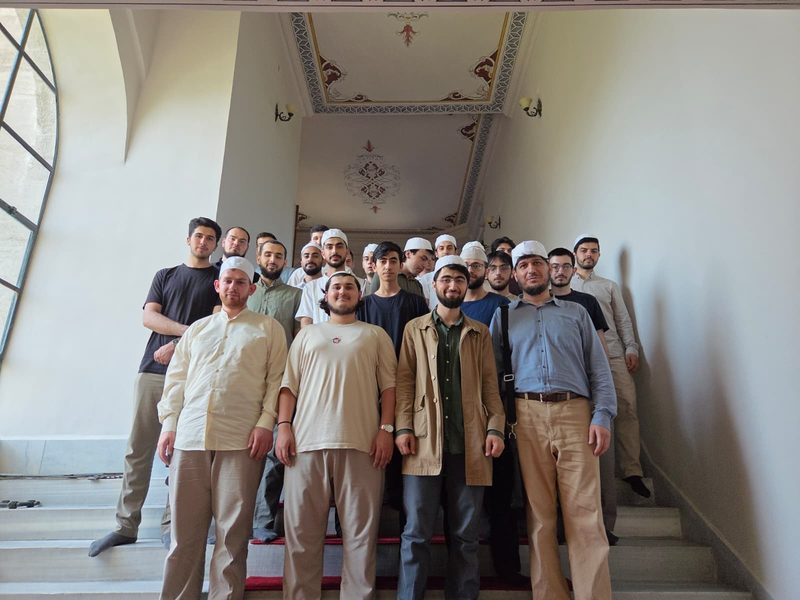 Kamp katılımcıları tarihî bir yapının merdiveninde